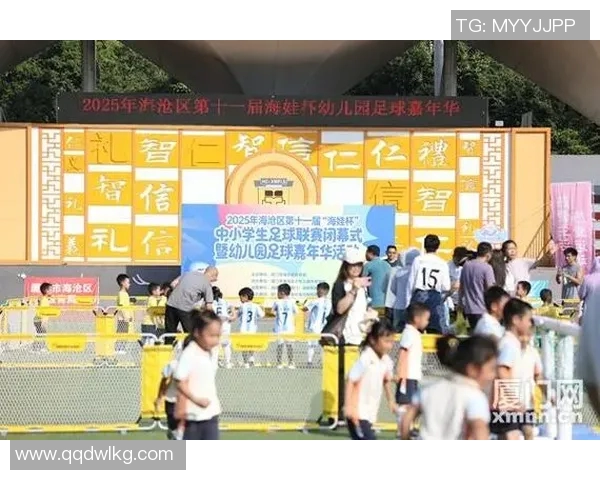 小孩与足球明星的奇妙互动瞬间揭秘欢乐与梦想交织的童年时光