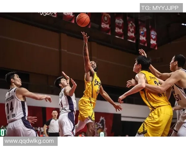 广州篮球队展现强大实力联赛表现令人瞩目与期待